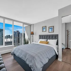 Apartment Spacious Dt 2-bdr High-rise With View, Pool, Gym, Vancouver